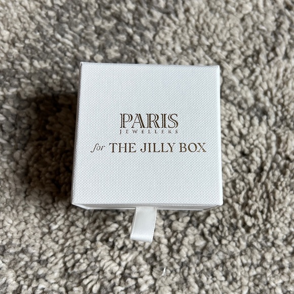 Paris Jewellers x Jilly Box heart shaped ring size 6 yellow Gold - Picture 3 of 5